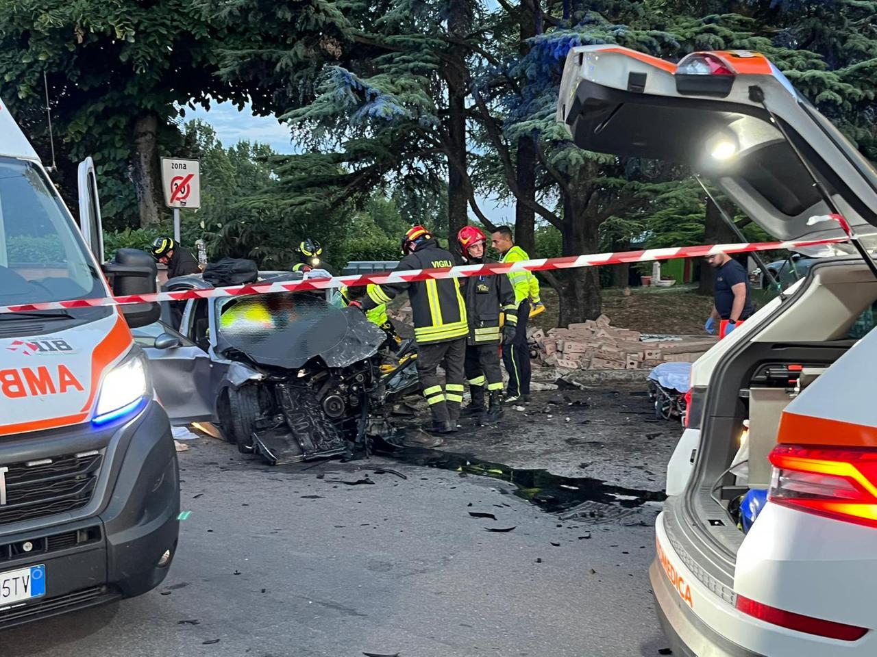 
	I vigili del fuoco sul luogo dell'incidente

