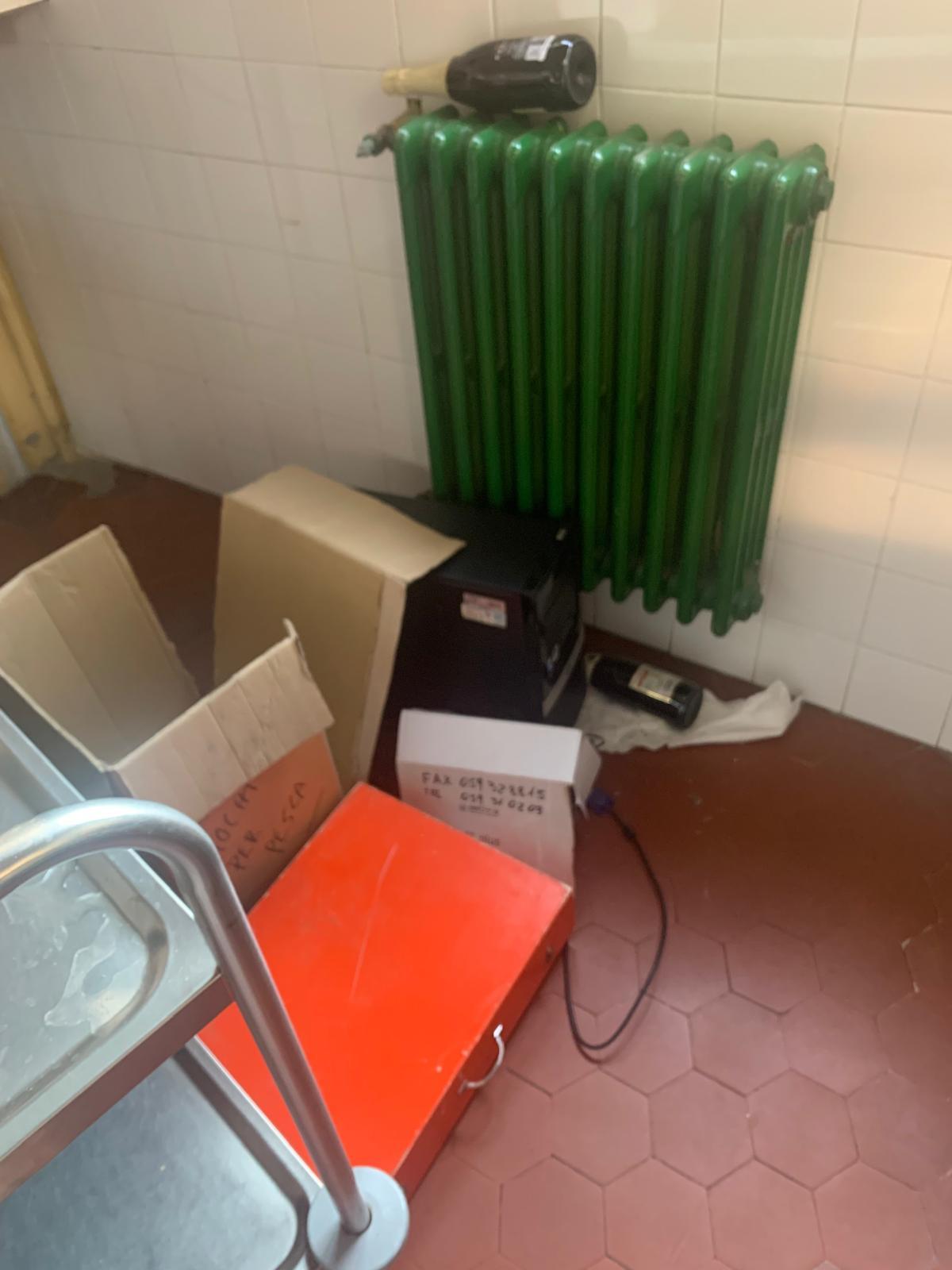 
	Uno dei locali messi a soqquadro

