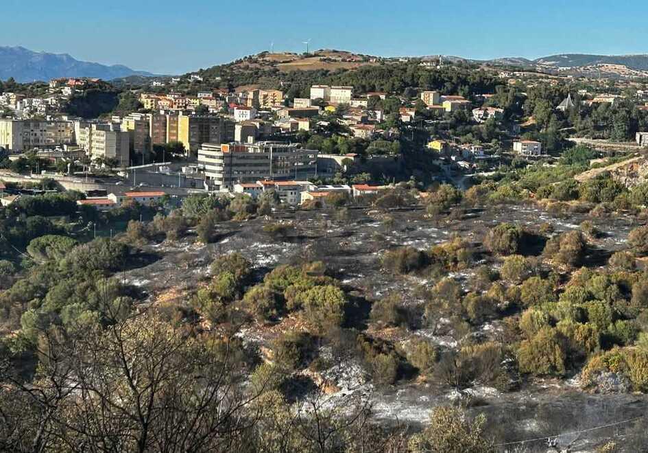 Poche forze in campo per l'antincendio, Lai: «La Sardegna brucia per le scelte politiche» 