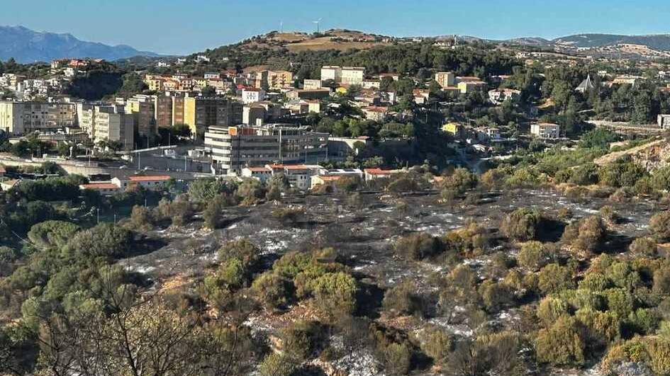 Poche forze in campo per l'antincendio, Lai: «La Sardegna brucia per le scelte politiche»