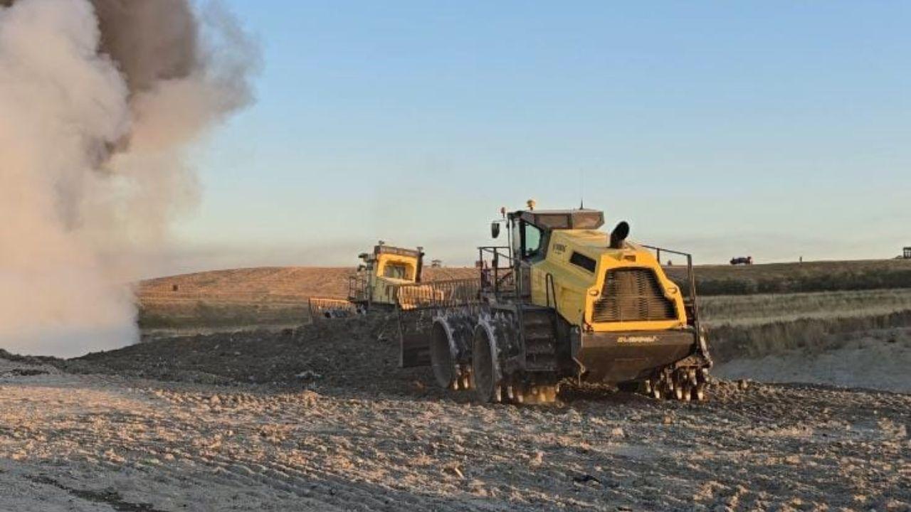 Rosignano, mezzi al lavoro alla discarica dopo l’incendio