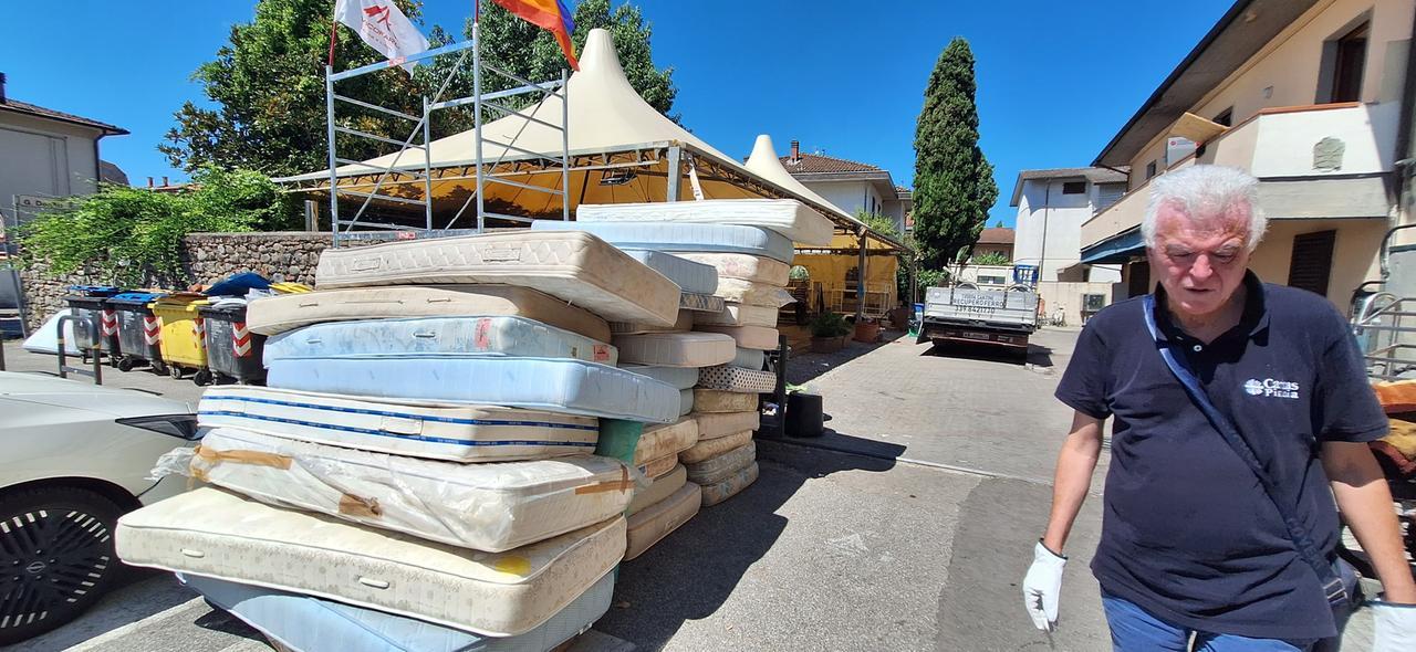 Vicofaro, locali ripuliti e sanificati: da ricollocare i migranti più fragili