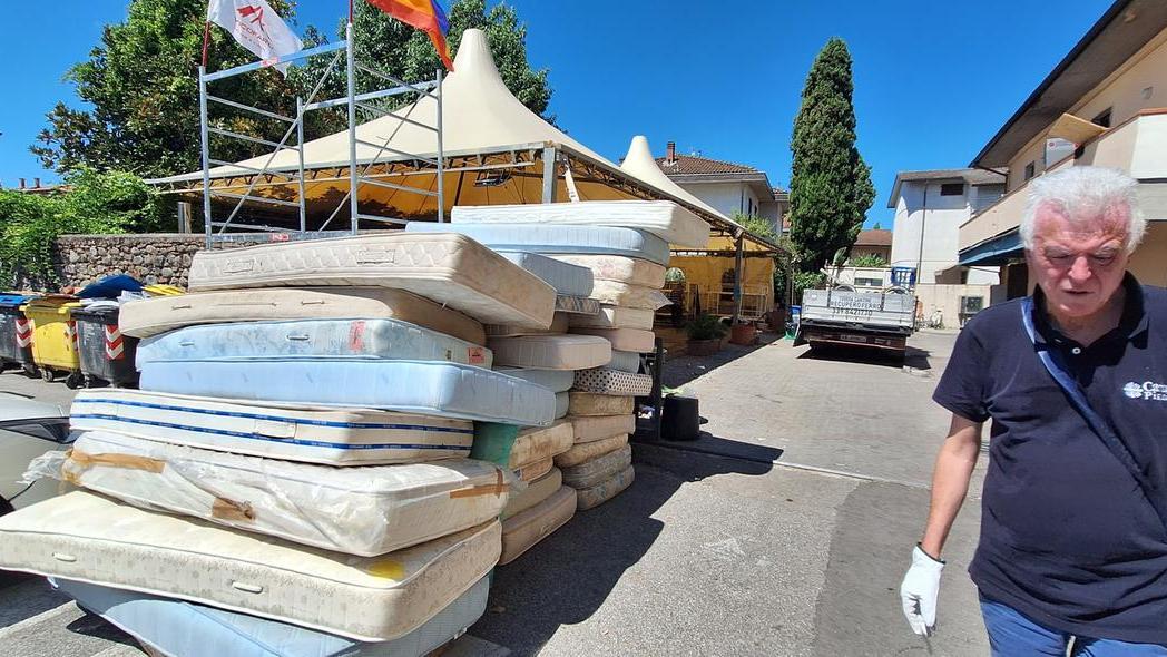 Vicofaro, locali ripuliti e sanificati: da ricollocare i migranti più fragili