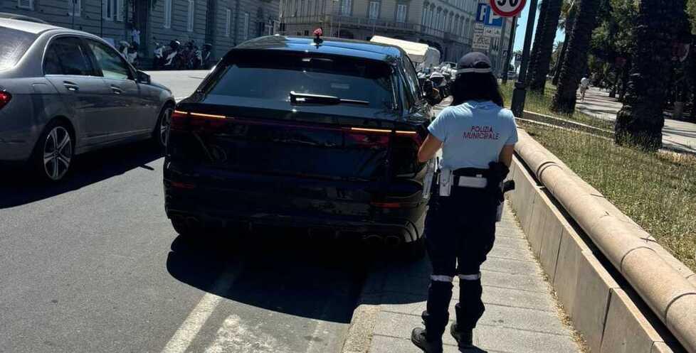 Livorno, inversioni e stalli creativi. Sosta pazza in zona mare: raffica di multe