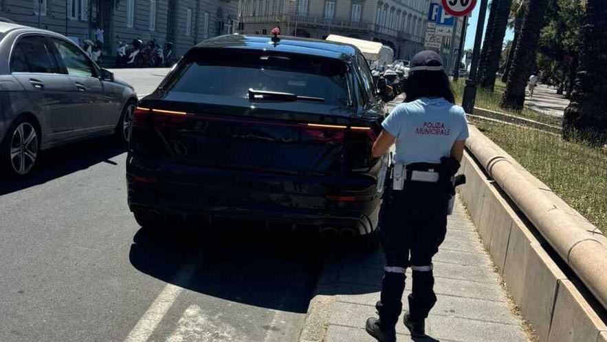 Livorno, inversioni e stalli creativi. Sosta pazza in zona mare: raffica di multe