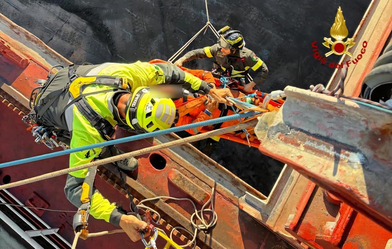 Si ferisce mentre lavora sulla nave, i vigili del fuoco si calano nella stiva