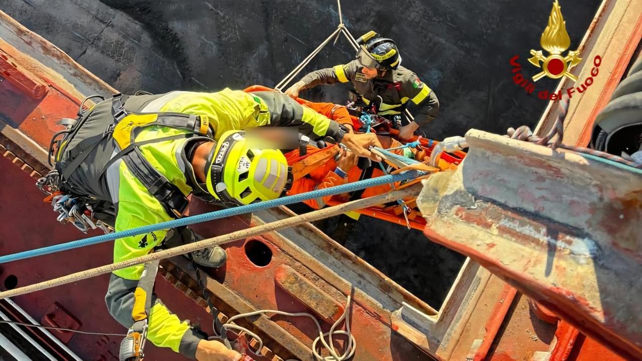 Si ferisce mentre lavora sulla nave, i vigili del fuoco si calano nella stiva