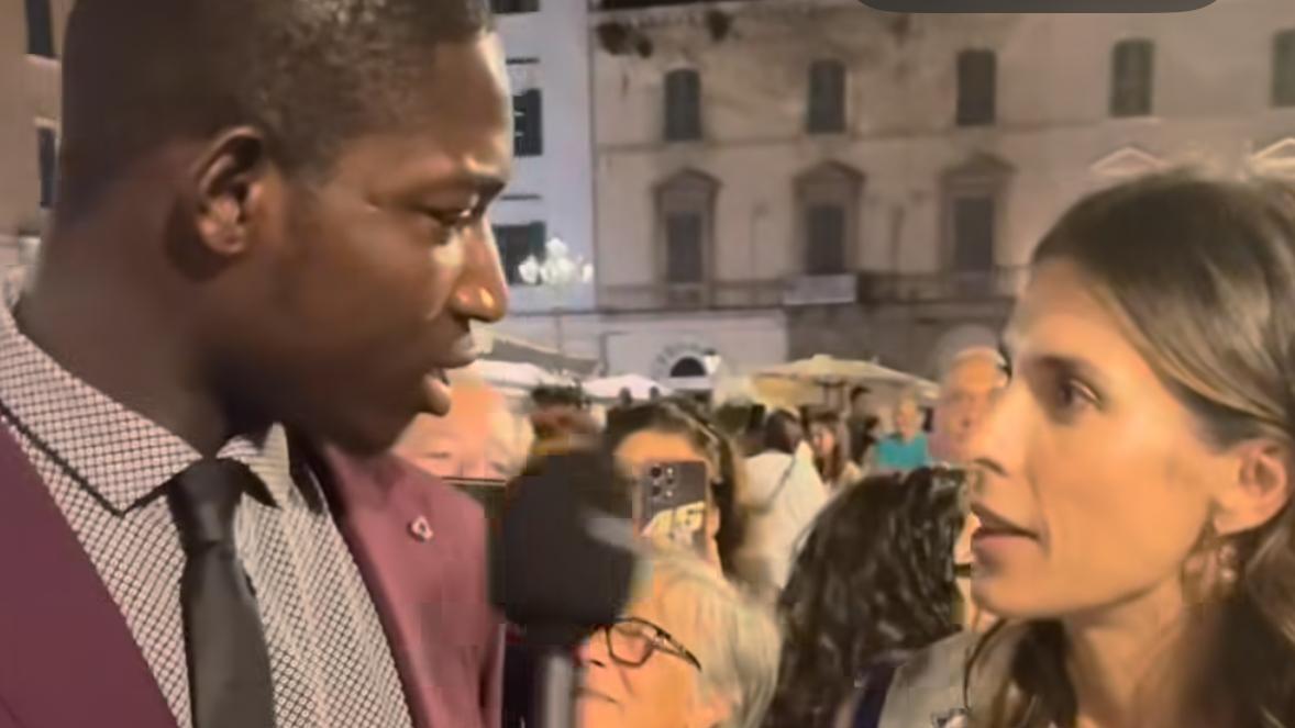 Sassari, intervista la Canalis ma non la riconosce