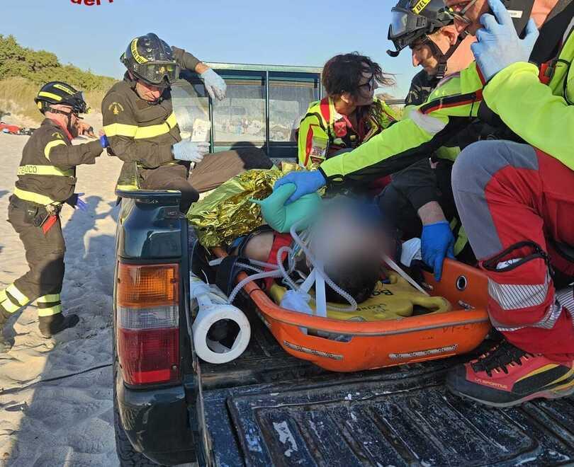 
	Il ferito recuperato dai volontari della Pubblica Assistenza di Cecina, dal medico e dai vigili del fuoco

