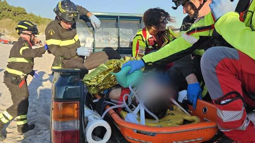 Il ferito recuperato dai volontari della Pubblica Assistenza di Cecina, dal medico e dai vigili del fuoco