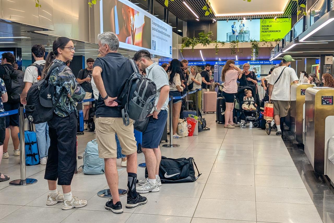 «Volo cancellato, la nostra odissea per rientrare in Sardegna»