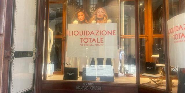 
	Le vetrine del negozio Marciano in Corso Italia a Pisa

