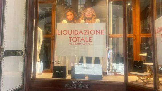 Le vetrine del negozio Marciano in Corso Italia a Pisa