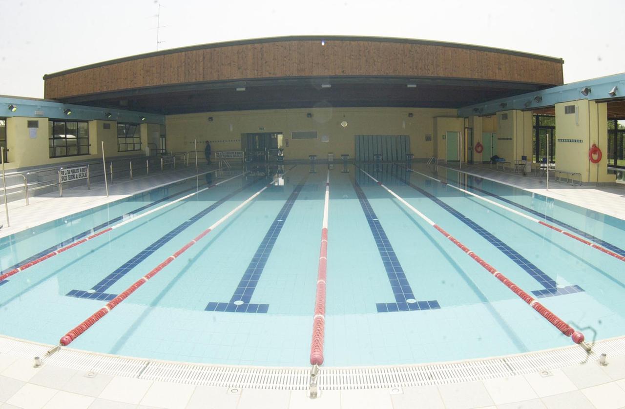 Pergolesi «sotto assedio»: ragazzini scavalcano ed entrano in piscina