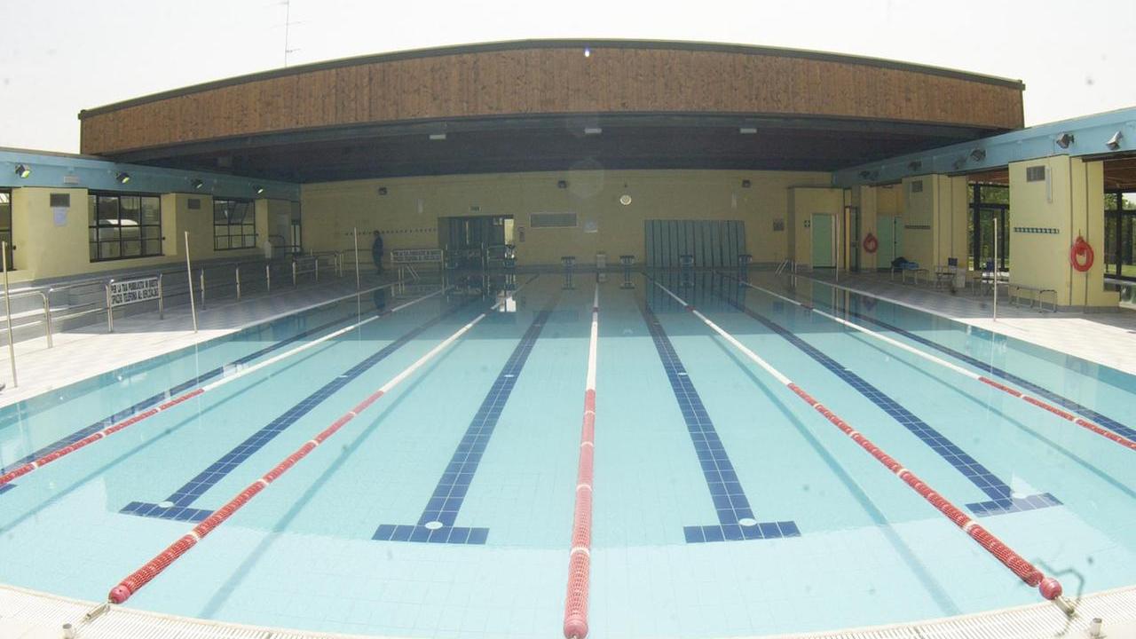 Pergolesi «sotto assedio»: ragazzini scavalcano ed entrano in piscina