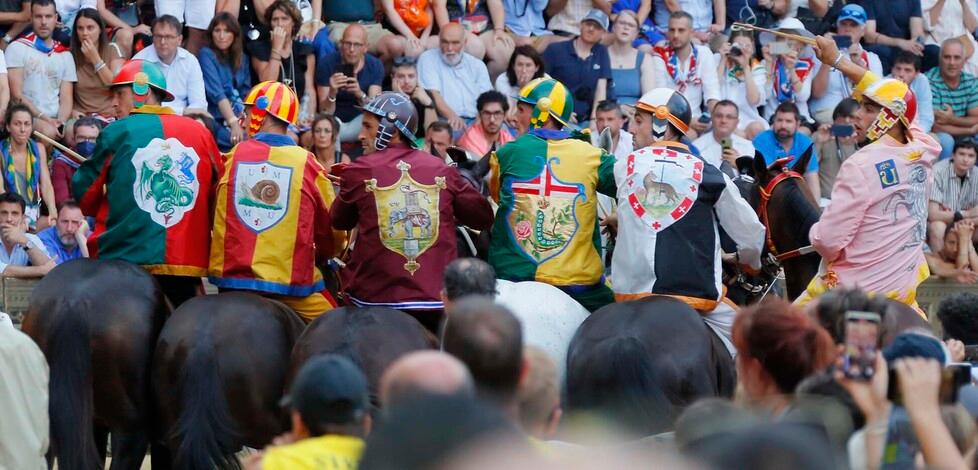 I fantini al canape in piazza del Campo prima della partenza del Palio di Siena