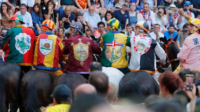 I fantini al canape in piazza del Campo prima della partenza del Palio di Siena