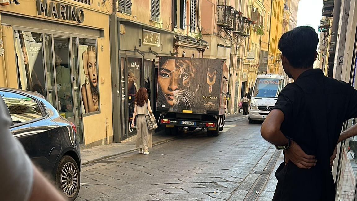 Furgone senza controllo a Sassari, panico tra i passanti