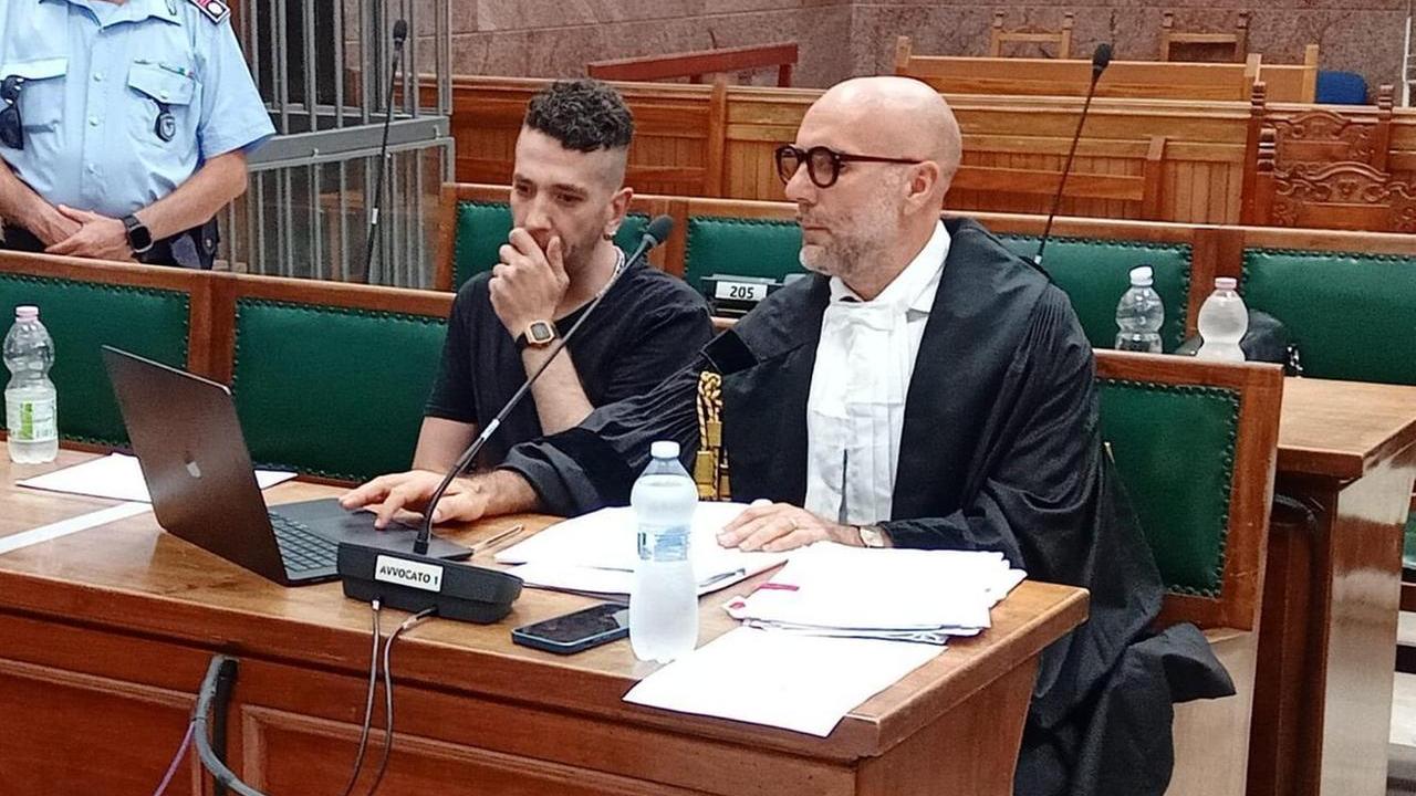 Fabio Malu con il difensore Giampaolo Murrighile
