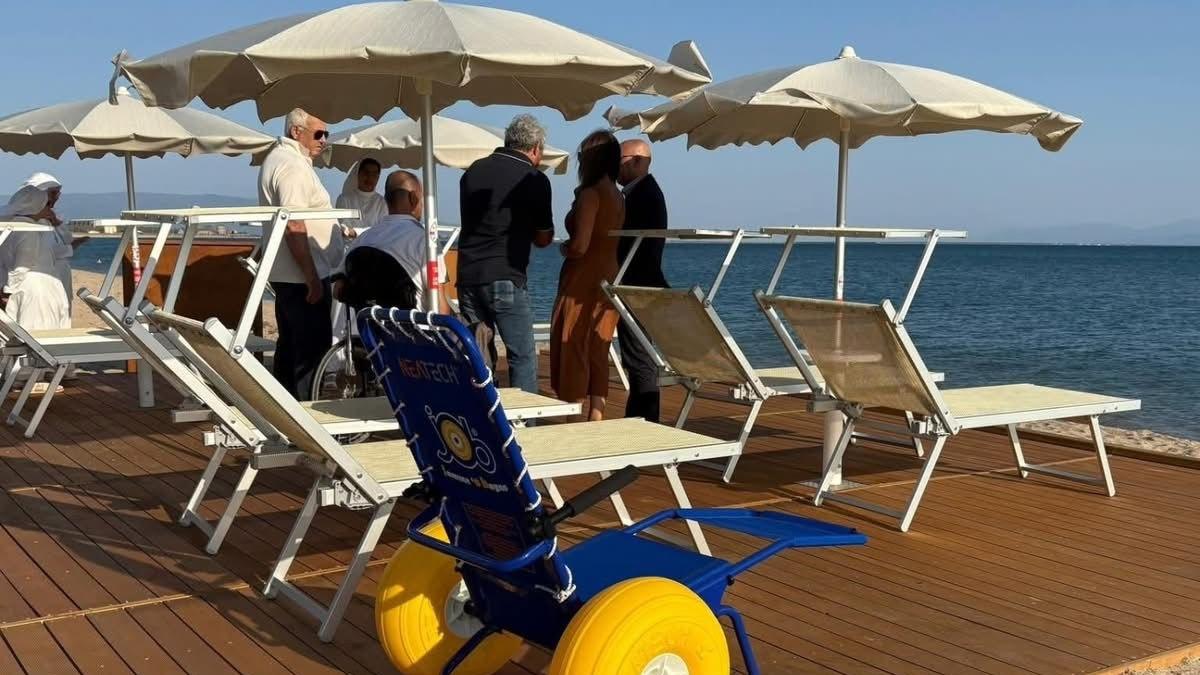 La passerella per i portatori di disabilità a Torregrande