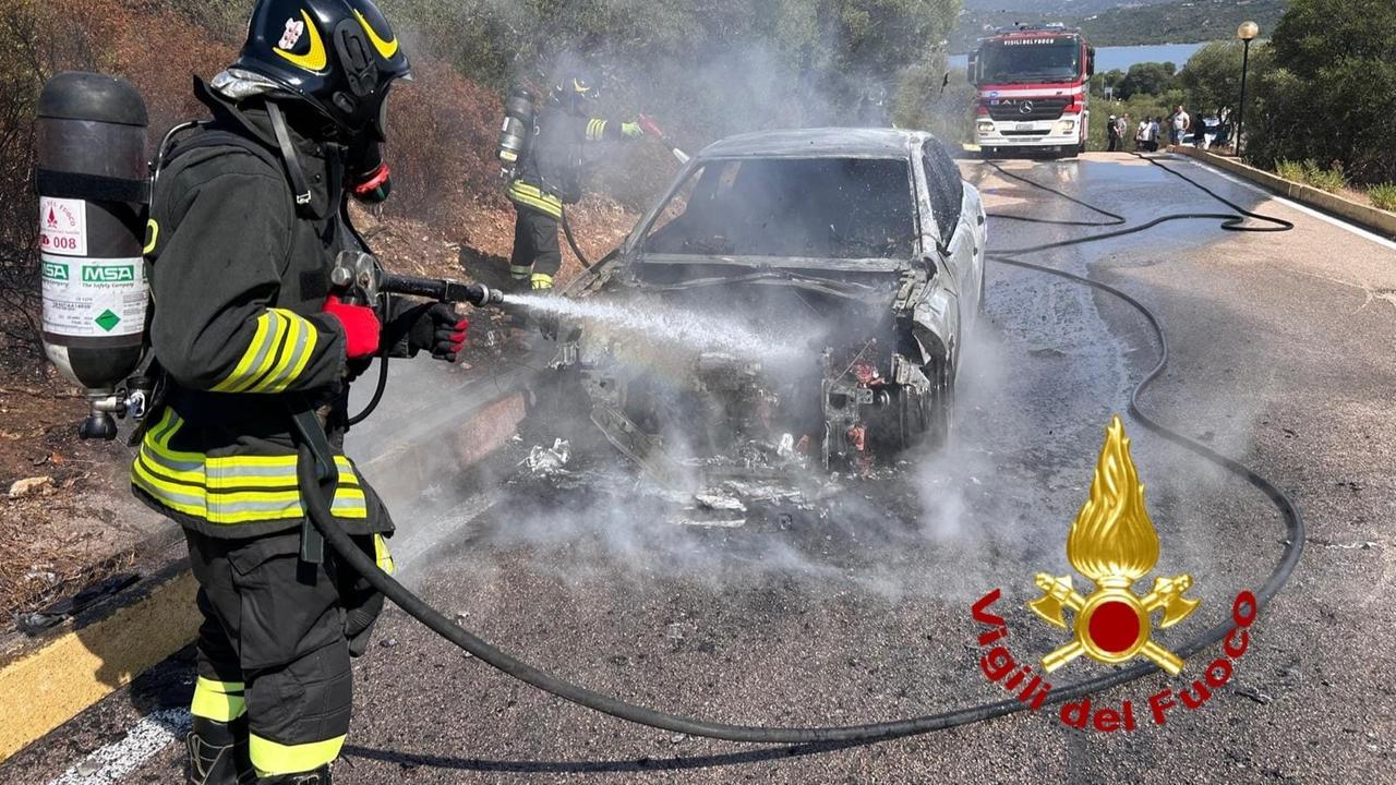 Auto prende fuoco all’improvviso, attimi di paura a Olbia
