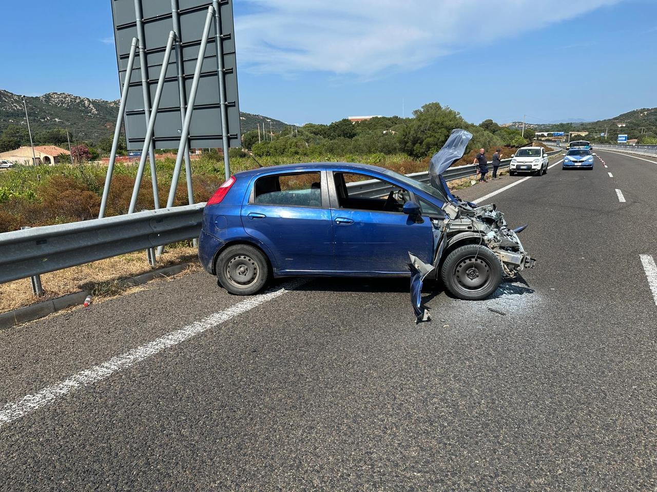 Ha un colpo di sonno e si schianta sul guard rail