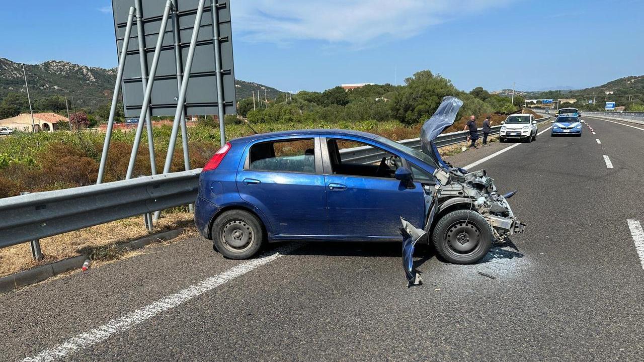 Ha un colpo di sonno e si schianta sul guard rail