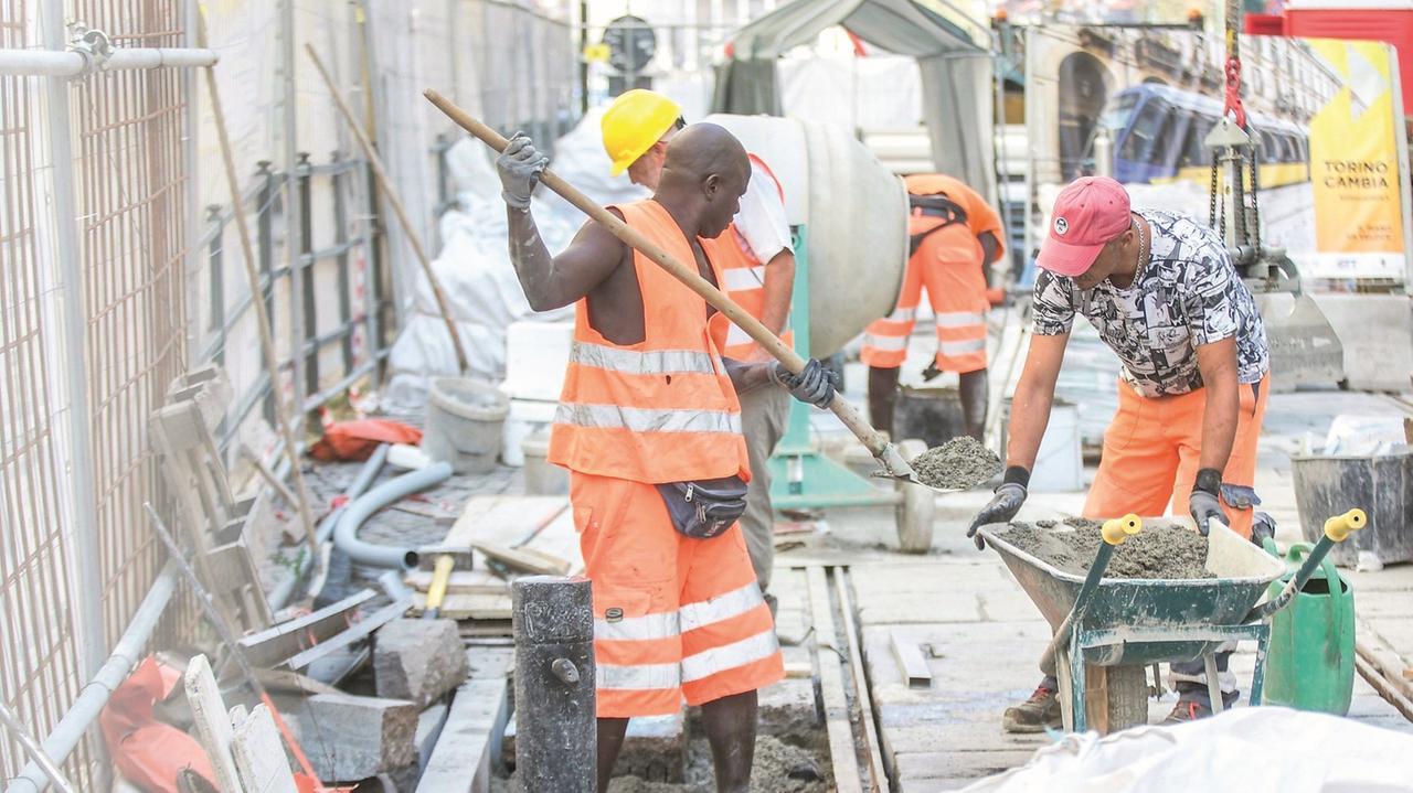 No al lavoro sotto il sole, i sindacati: «L’ordinanza andrebbe estesa a tutti»