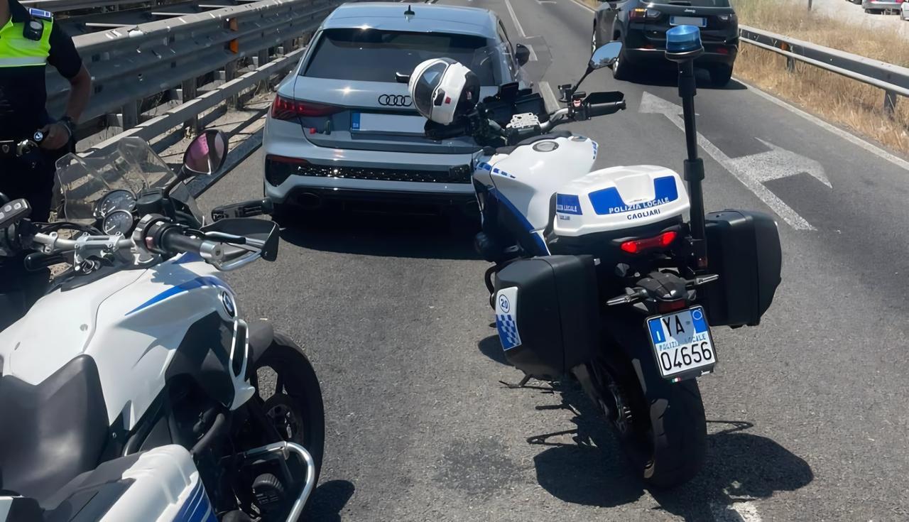 Fugge a 200 km/h senza patente: sfiorata la strage sulla statale