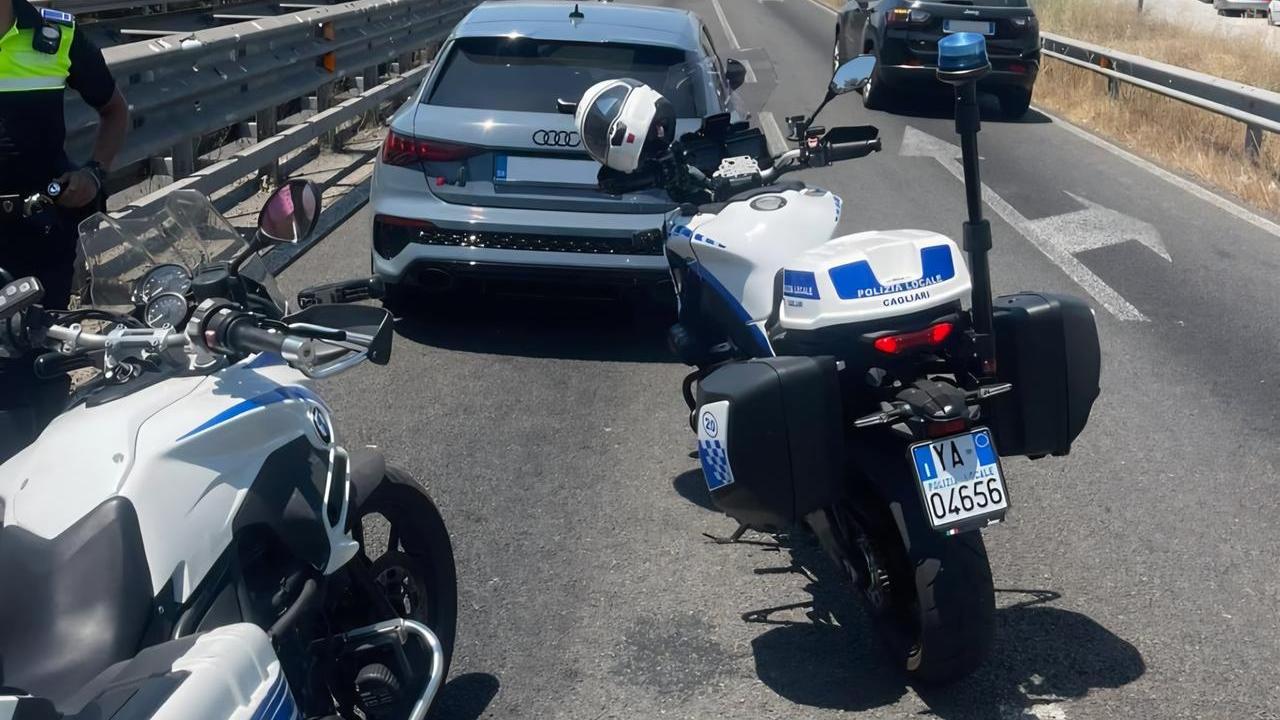 Fugge a 200 km/h senza patente: sfiorata la strage sulla statale