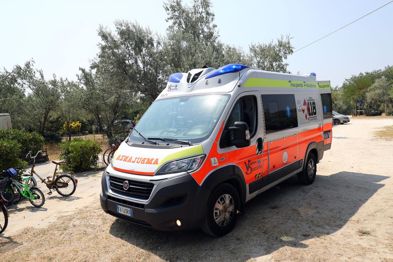 Addenta una brioche e si sente male: bimba soccorsa a Lido Estensi