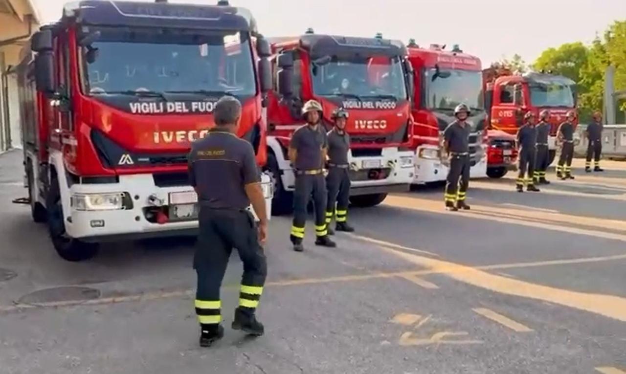 Ferrara, il vigile del fuoco Sandro Simoni in pensione: il saluto dei colleghi