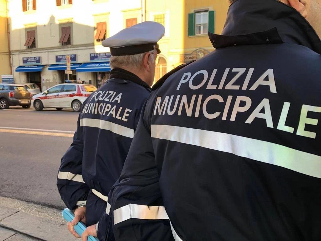 Livorno, i vigili puntano sullo “spara targhe” per scovare le auto non assicurate: fioccano le multe