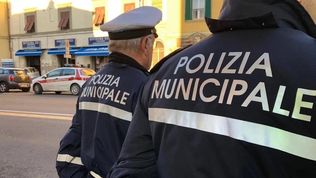 Livorno, i vigili puntano sullo “spara targhe” per scovare le auto non assicurate: fioccano le multe