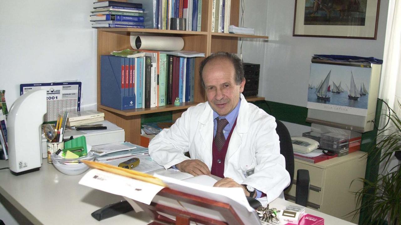 Piero Bua nel suo studio al Policlinico sassarese