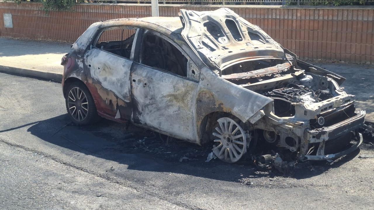 
	L'auto incendiata&nbsp; <em><strong>(foto Ivan Nuvoli)</strong></em>

