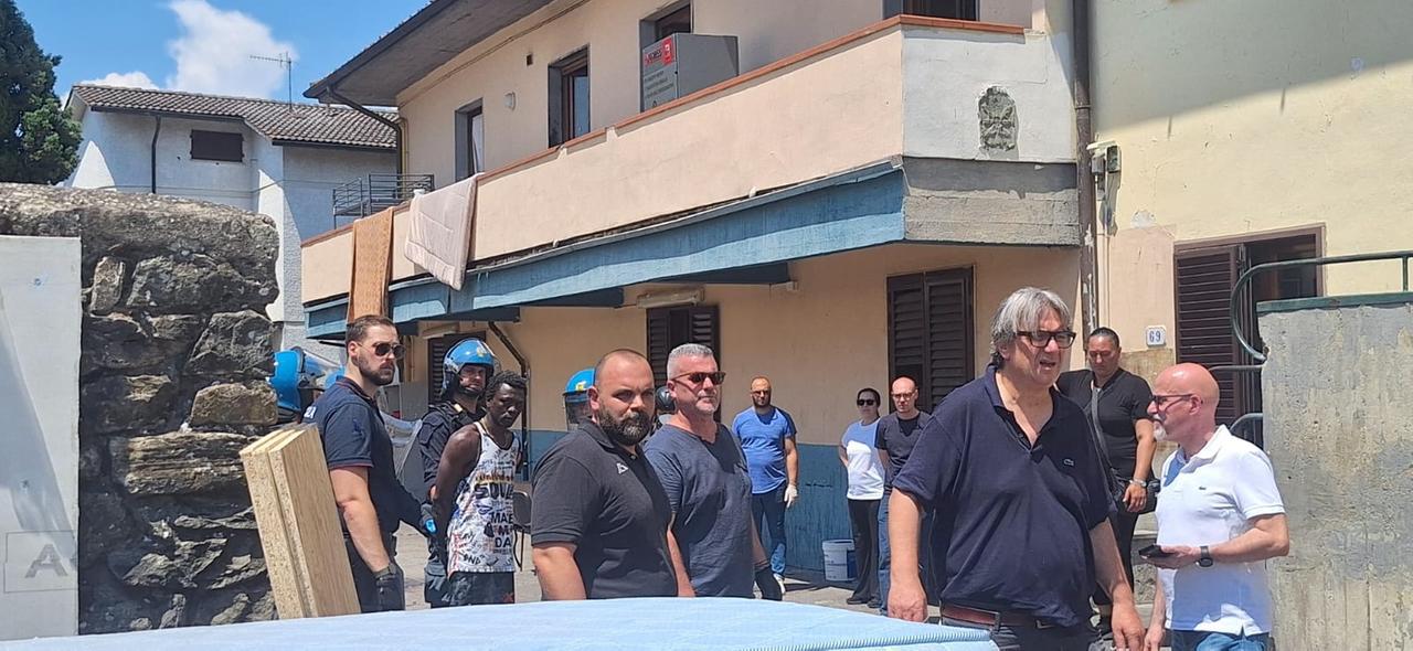 Vicofaro, la polizia irrompe nella canonica e porta via gli ultimi migranti