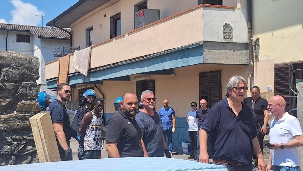 Vicofaro, la polizia irrompe nella canonica e porta via gli ultimi migranti