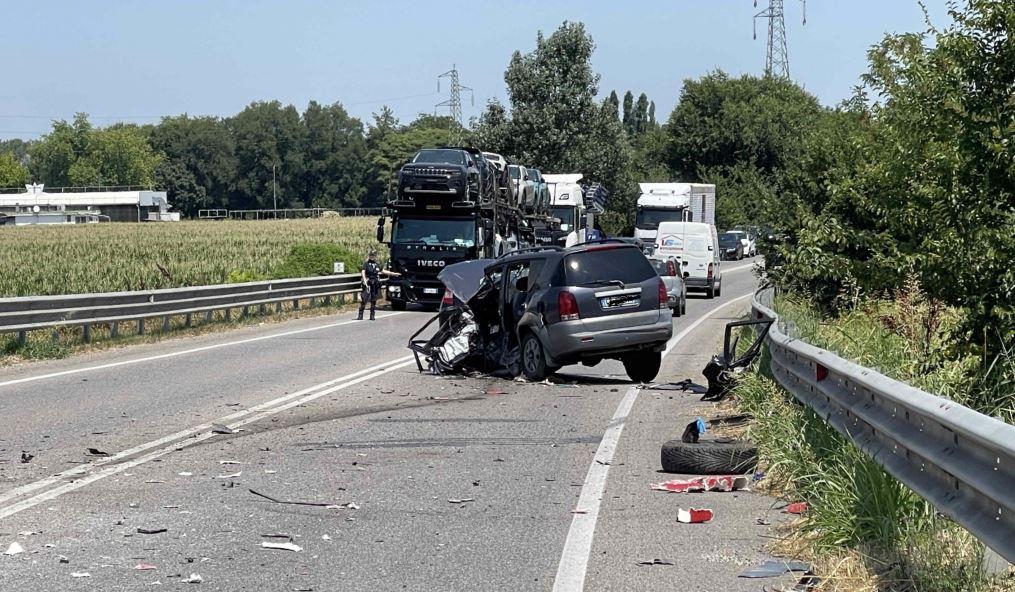 Schianto frontale a Ferrara, tre persone ferite
