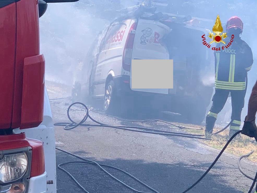 Furgone prende fuoco sulla strada per Montemerano, salvo il conducente
