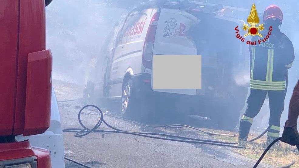 Furgone prende fuoco sulla strada per Montemerano, salvo il conducente