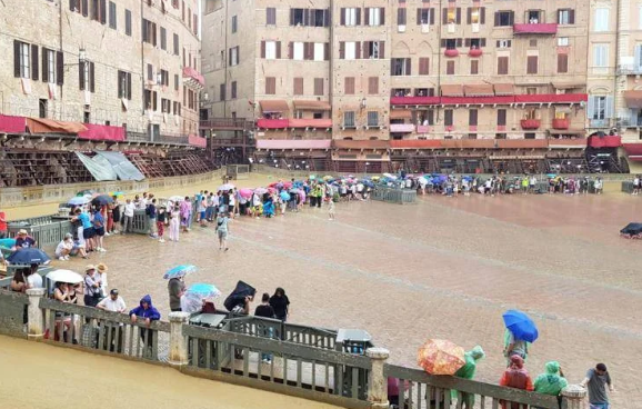 Il Palio di Siena salta per maltempo, la corsa è rinviata