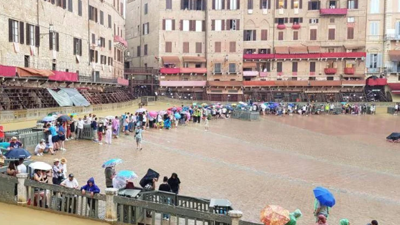 Il Palio di Siena salta per maltempo, la corsa è rinviata