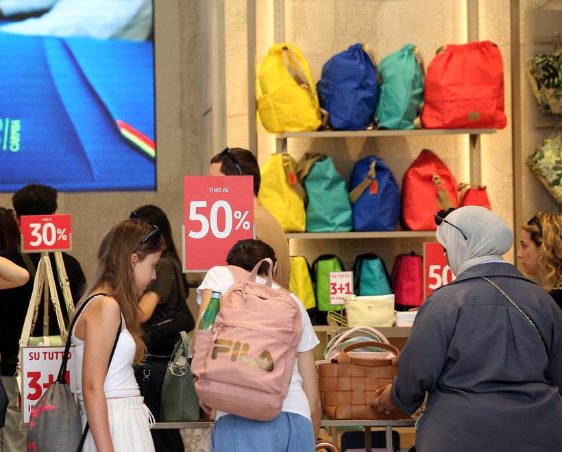 Un negozio con cartelli sugli sconti