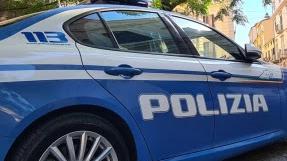 Lucca, aizza i cani contro due poliziotti e poi prova a picchiarli: arrestata
