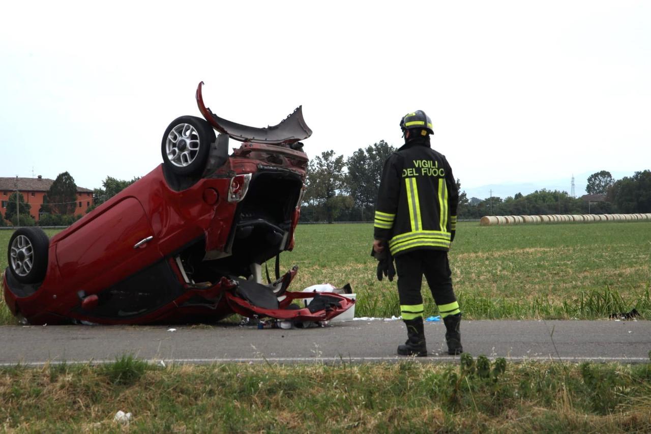 
	L'auto ribaltata in strada Pomposiana

