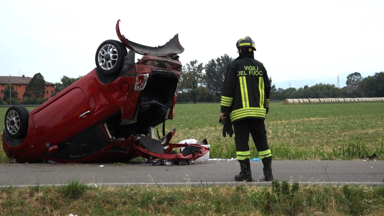 L'auto ribaltata in strada Pomposiana