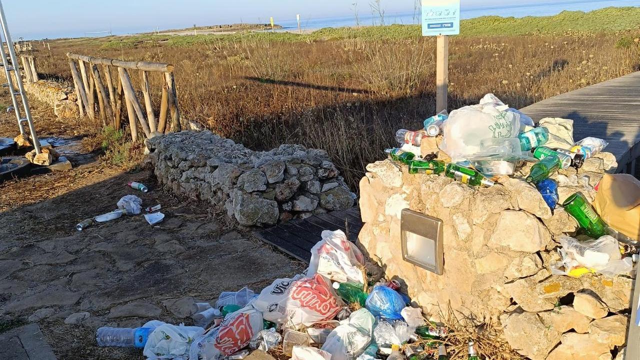 
	La spazzatura abbandonata sulla spiaggia di Is Arutas

