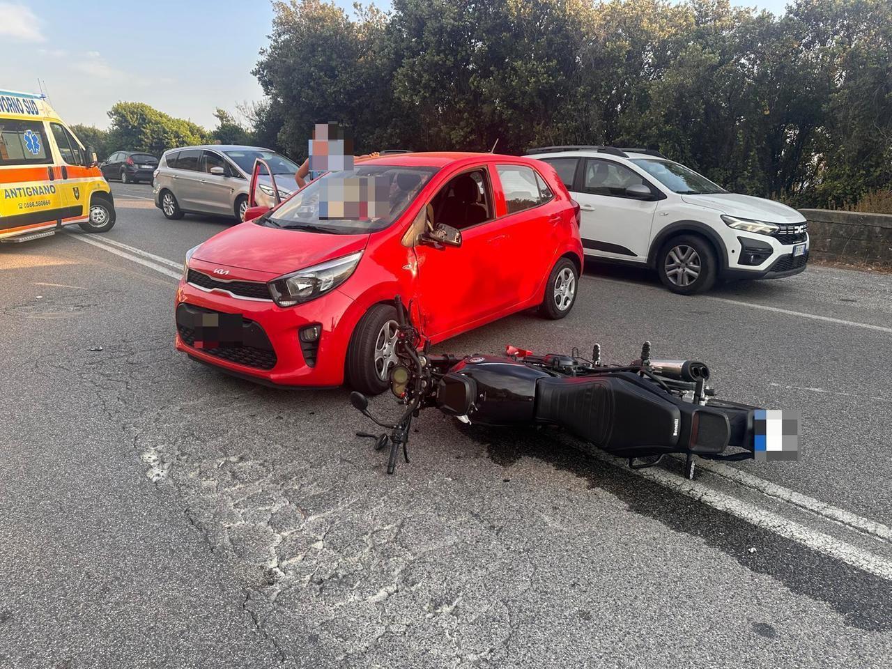 Livorno, fa inversione a U sul Romito e centra un motociclista: centauro all’ospedale