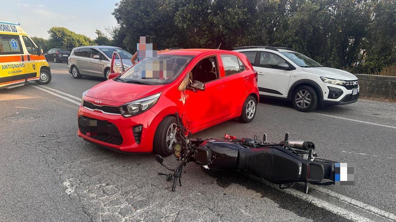 Livorno, fa inversione a U sul Romito e centra un motociclista: centauro all’ospedale